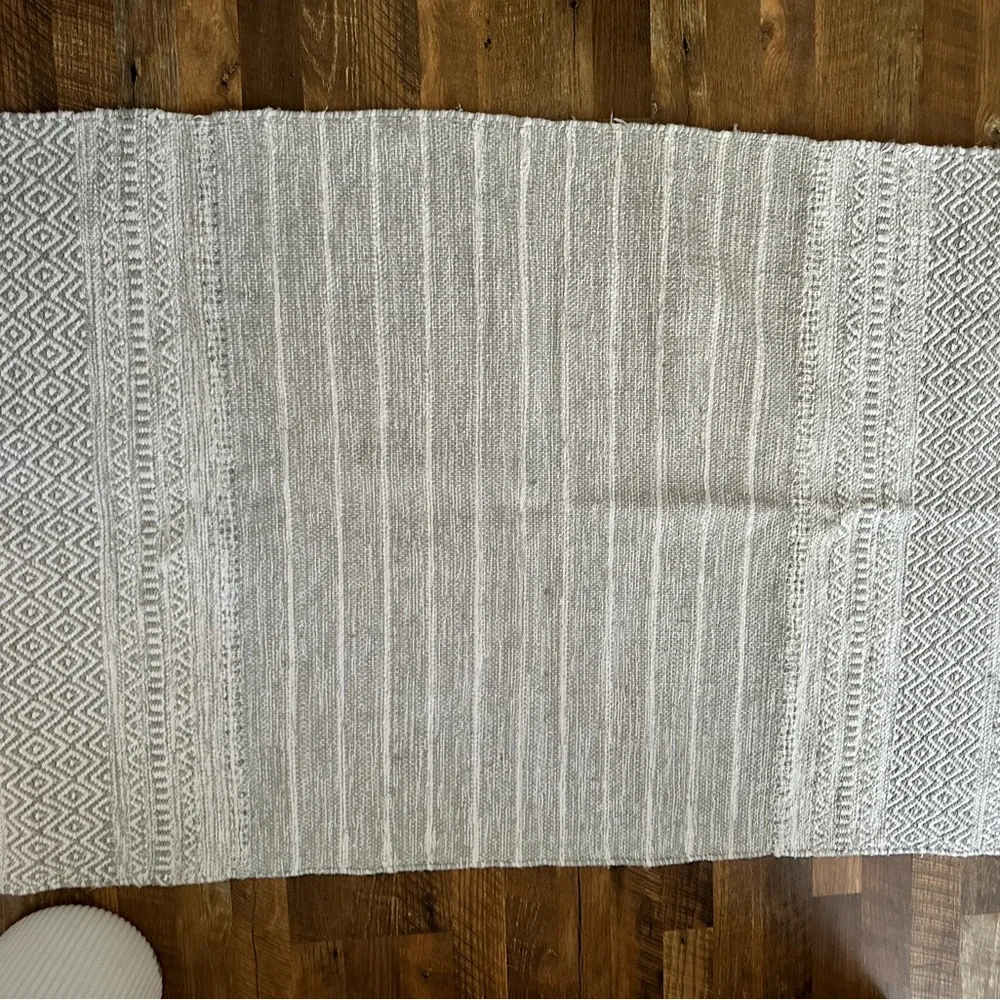 Gray and White Patterned Rug 33”x 55”